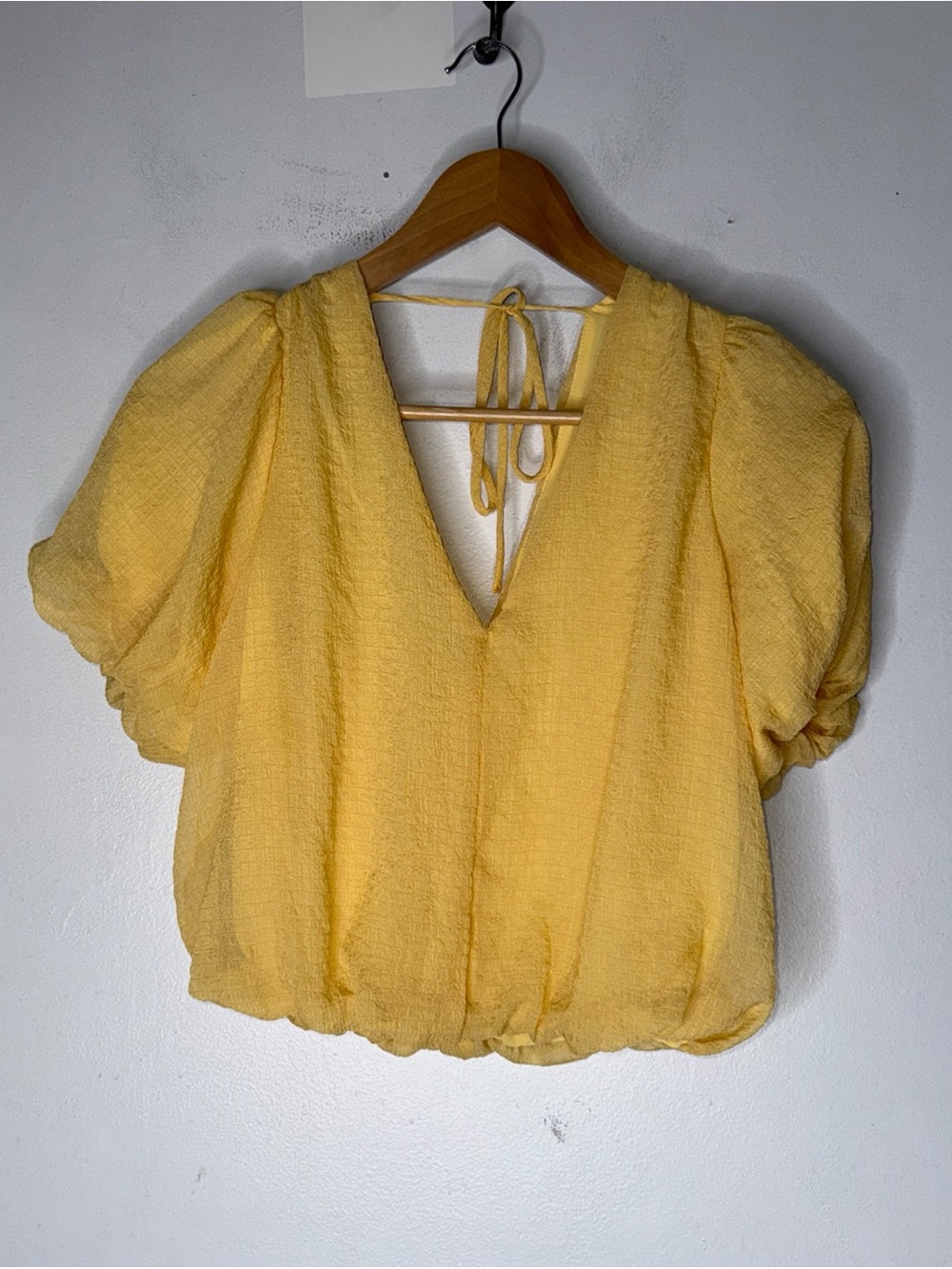 astr the label Yellow Ballon Short Sleeve Tv Neck Top Small